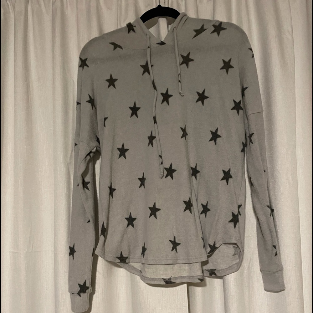grey sweatshirt